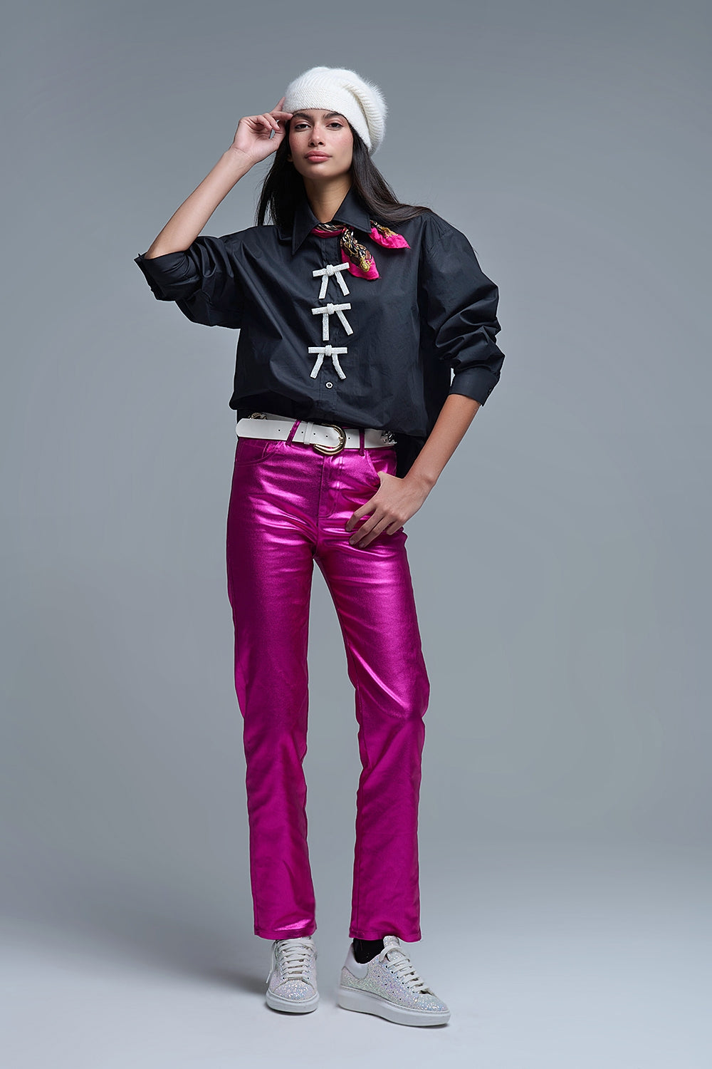 Camisa negra oversize de popelina con botones blancos de cuentas