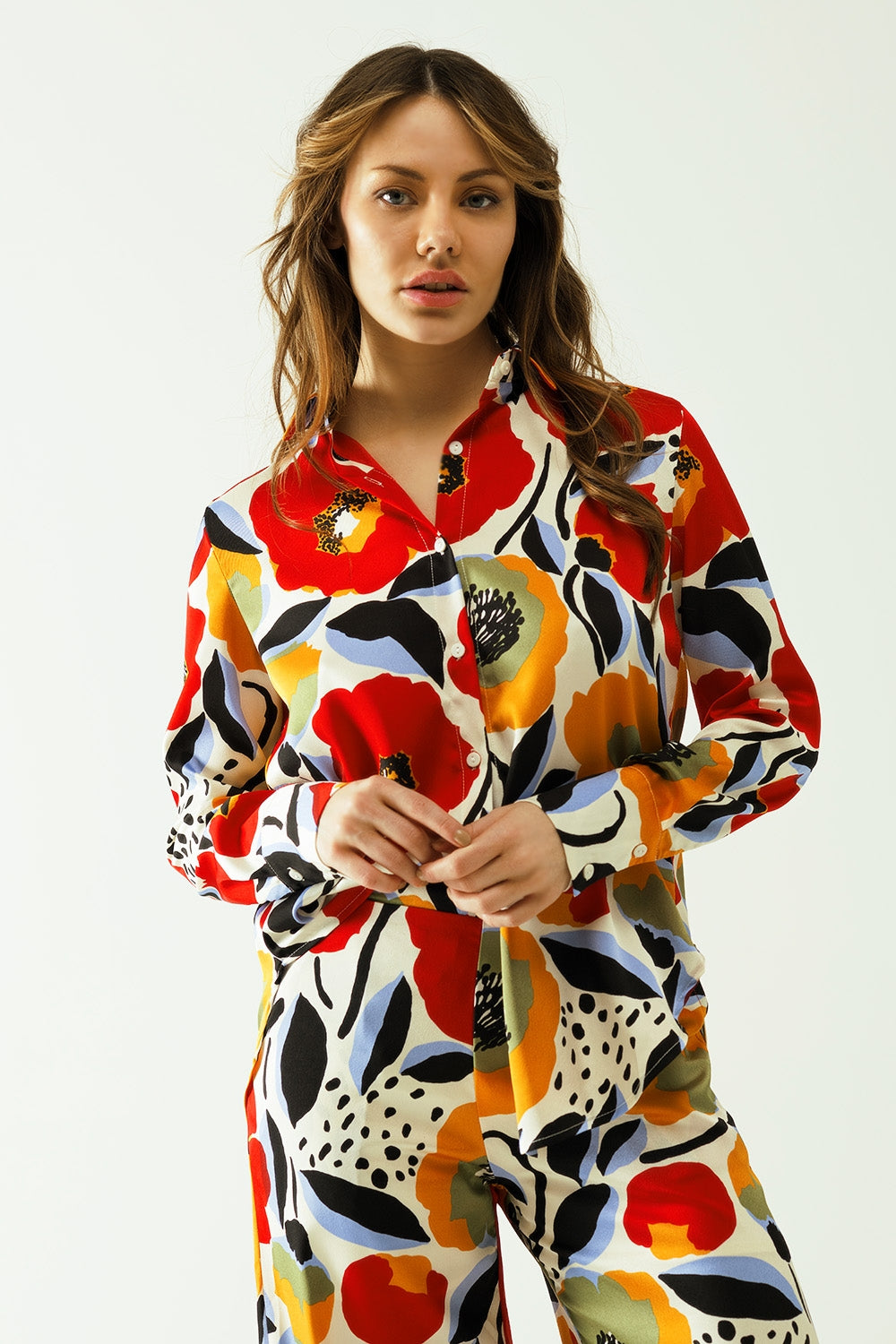Q2 camisa oversize con dibujos de amapolas y cierre de botones