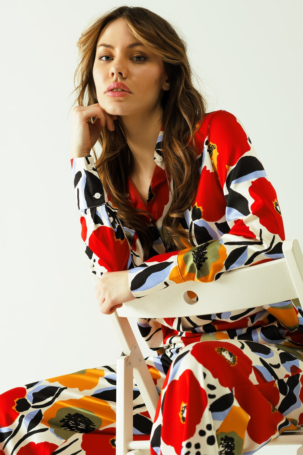 camisa oversize con dibujos de amapolas y cierre de botones