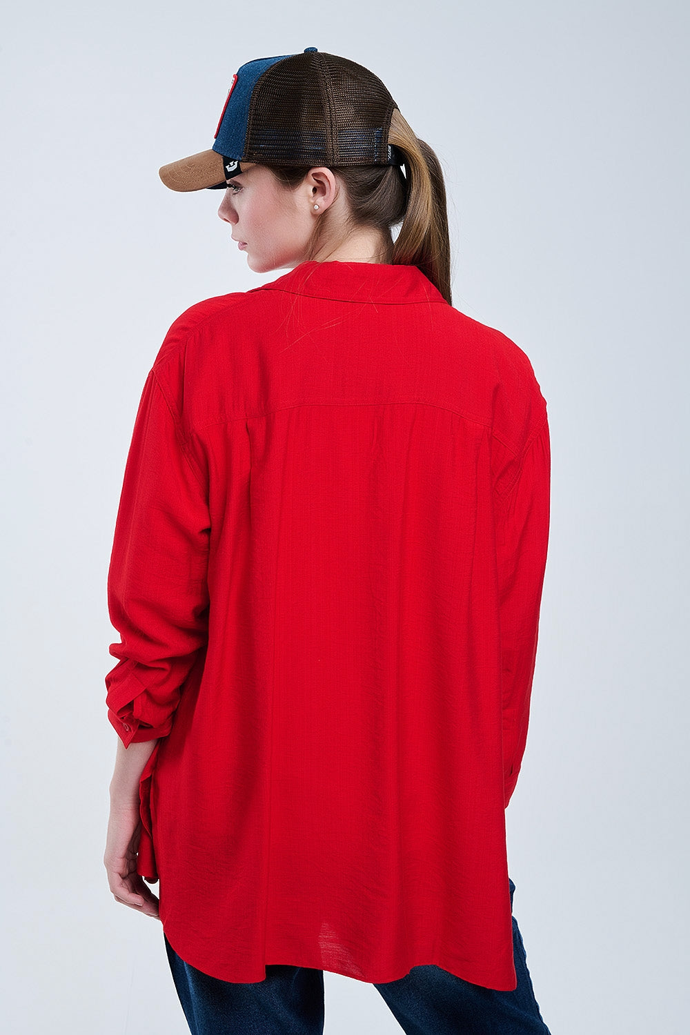 Camisa oversize de color rojo vibrante con cuello polo y manga tres cuartos para mujer en Ivoluxt.