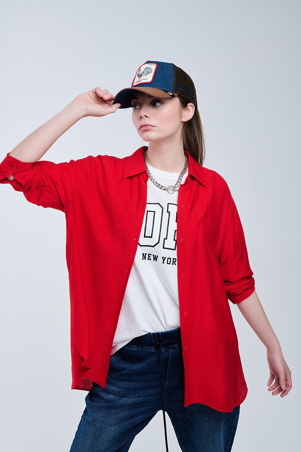Camisa oversize de color rojo vibrante con cuello polo y manga tres cuartos para mujer en Ivoluxt.