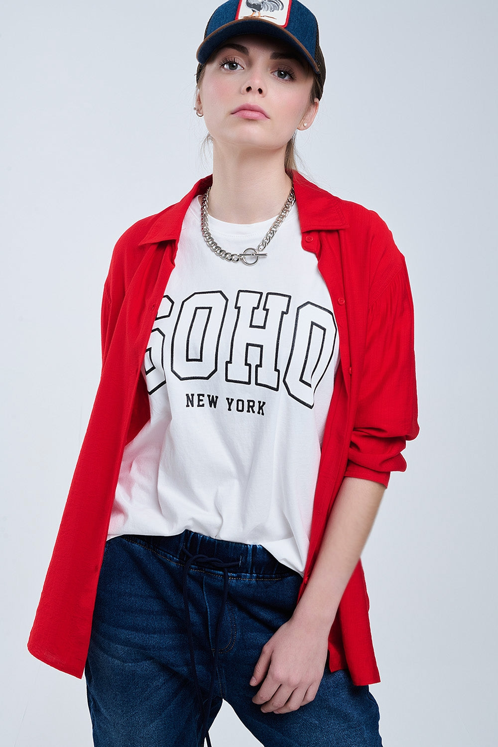 Camisa oversize de color rojo vibrante con cuello polo y manga tres cuartos para mujer en Ivoluxt.