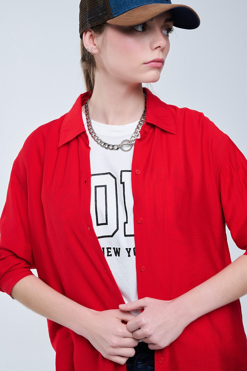 Camisa oversize de color rojo vibrante con cuello polo y manga tres cuartos para mujer en Ivoluxt.