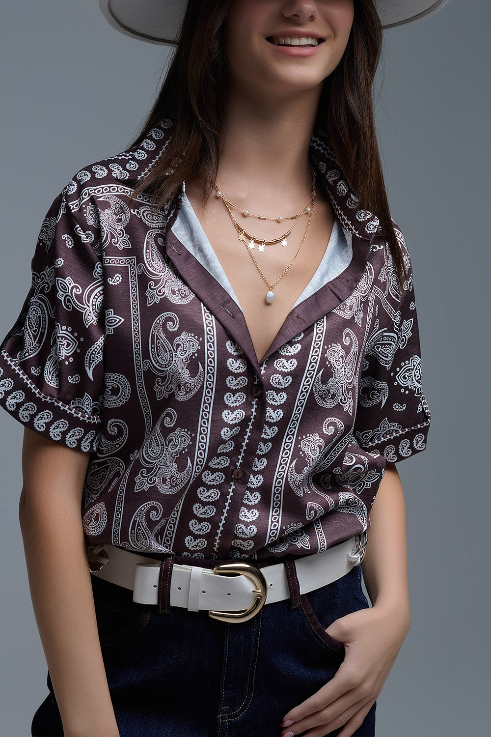 Primer plano del cuello polo y tapeta de botones de la camisa paisley marrón