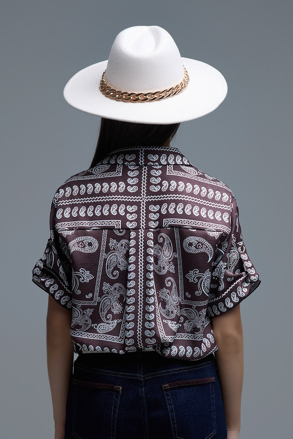 Detalle de la espalda de la camisa paisley marrón con cuello polo.