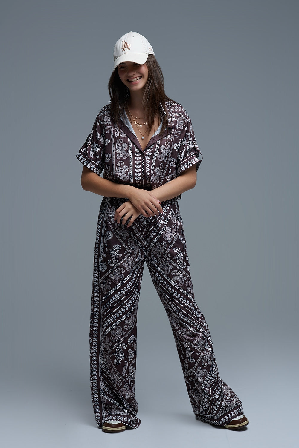 Conjunto completo con camisa y pantalón a juego en estampado paisley marrón.