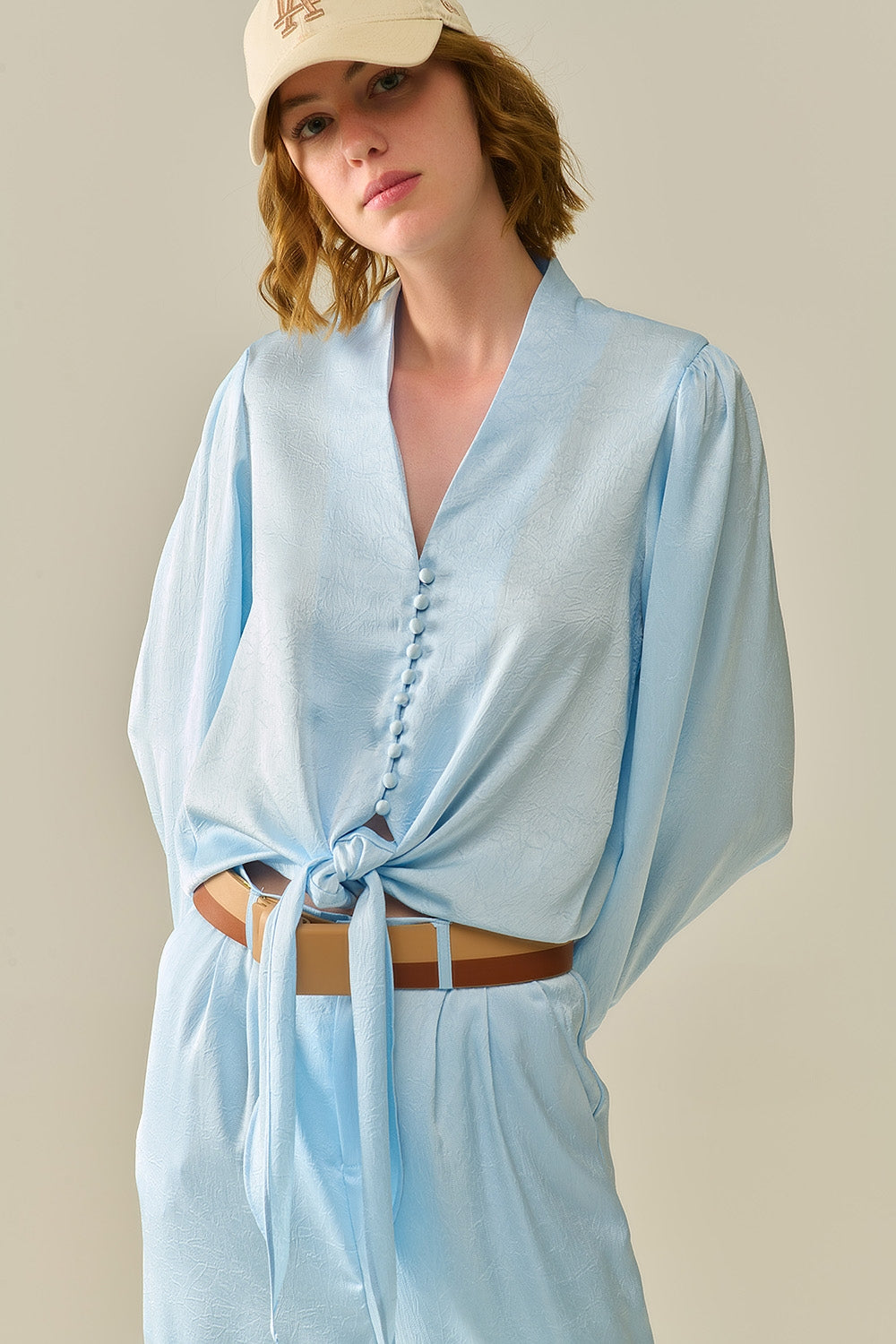 Camisa recortada abotonada en azul con nudo