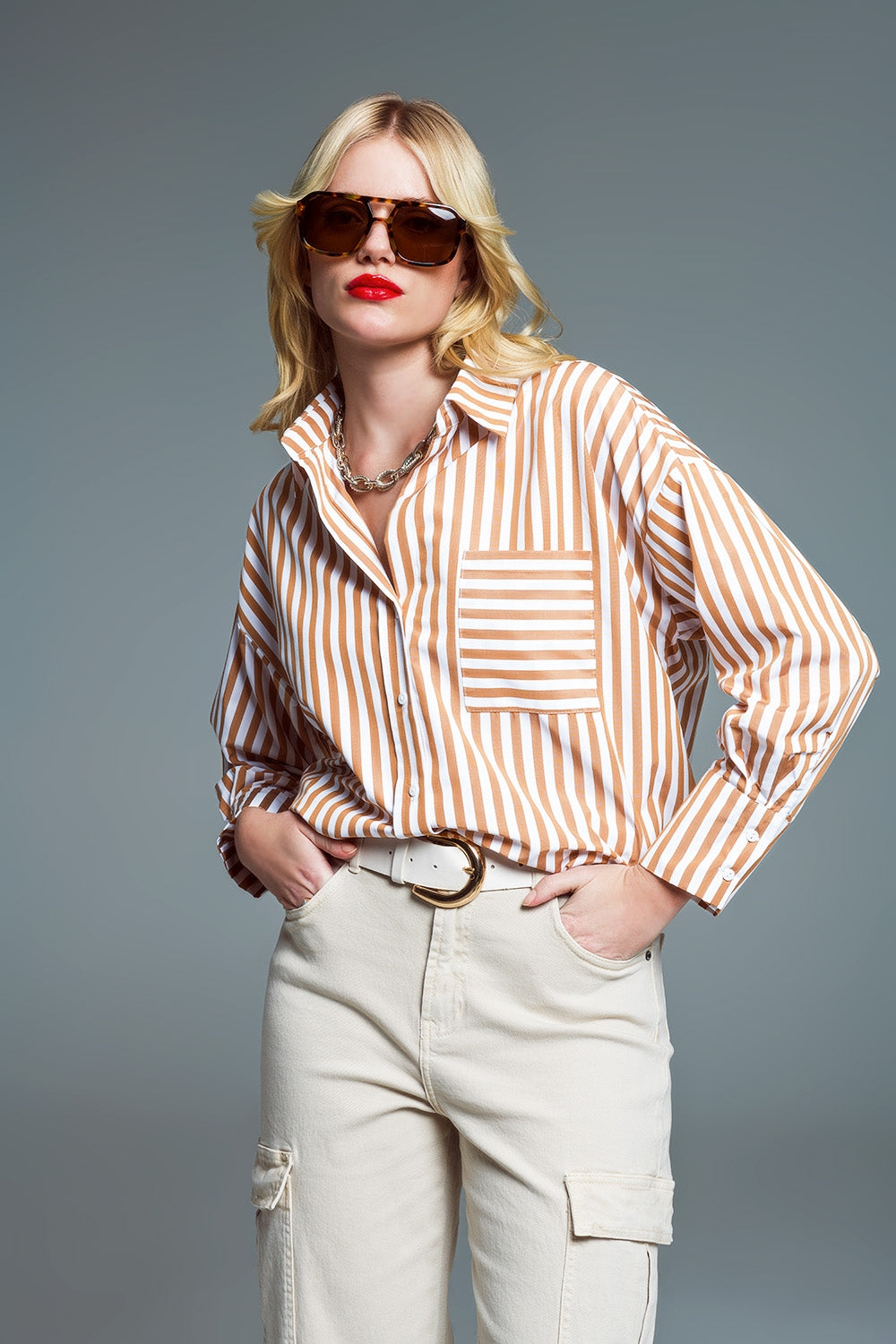 Camisa relajada a rayas con bolsillo a contraste en beige