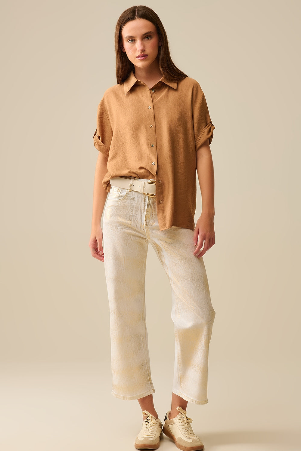 Camisa relajada camel de manga corta con botones dorados