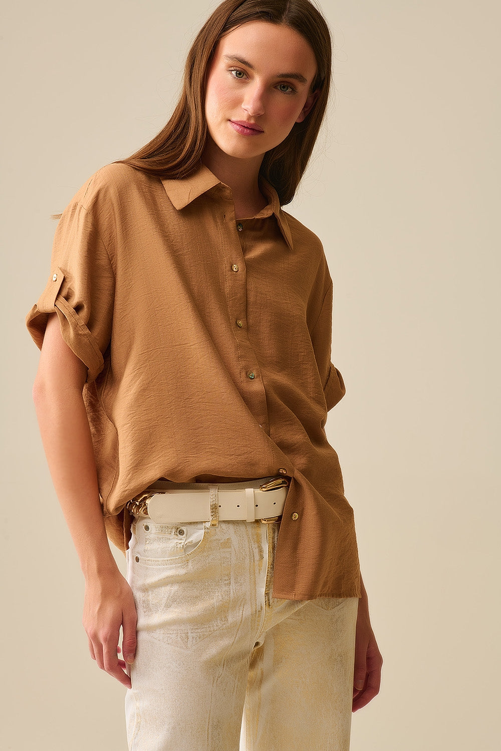 Camisa relajada camel de manga corta con botones dorados