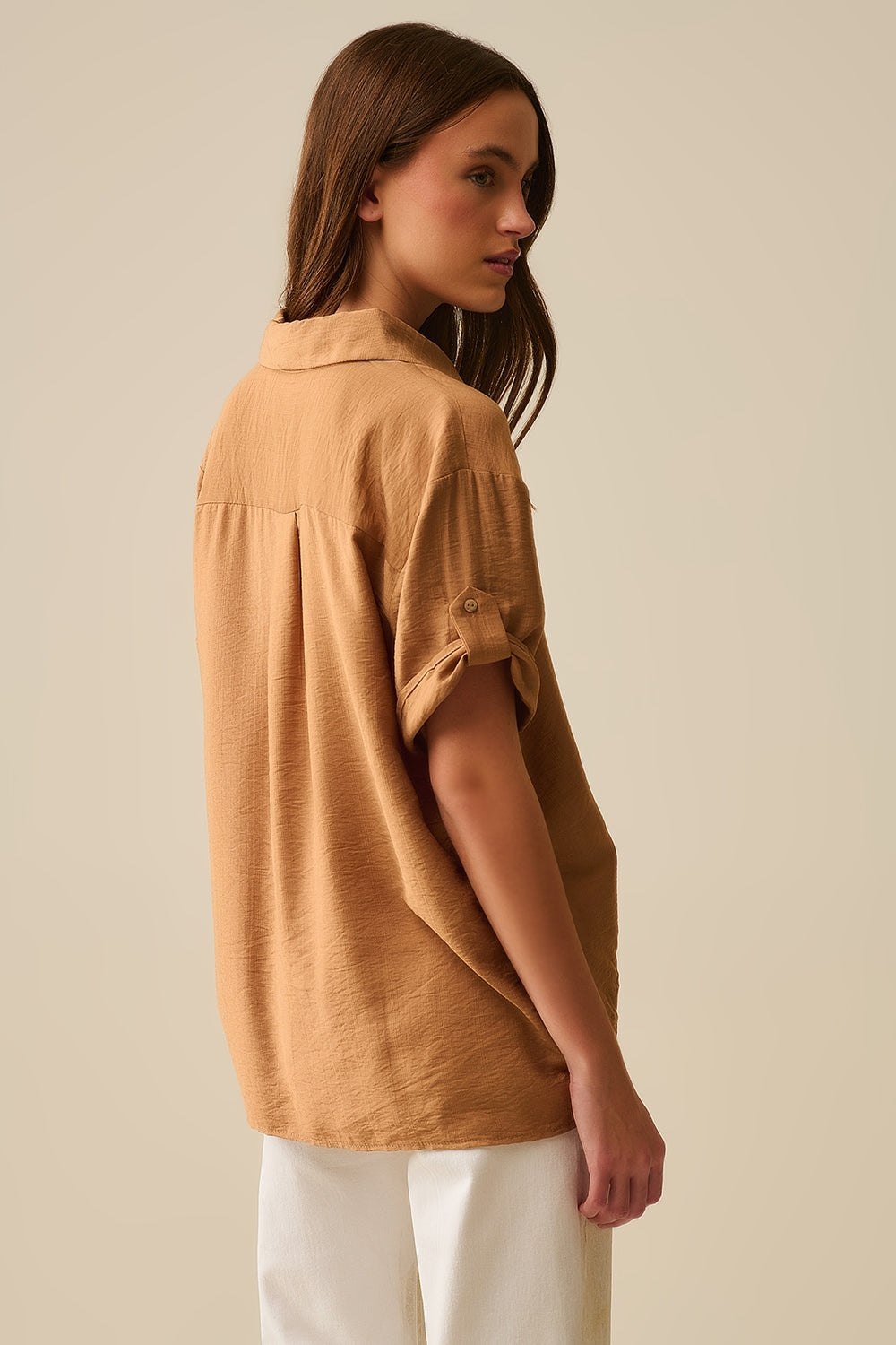 Camisa relajada camel de manga corta con botones dorados
