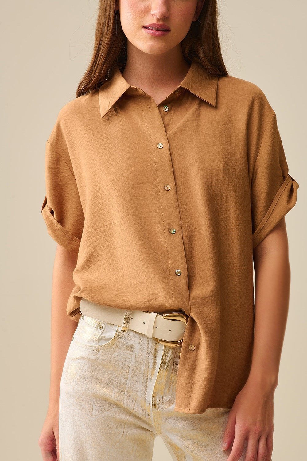 Camisa relajada camel de manga corta con botones dorados