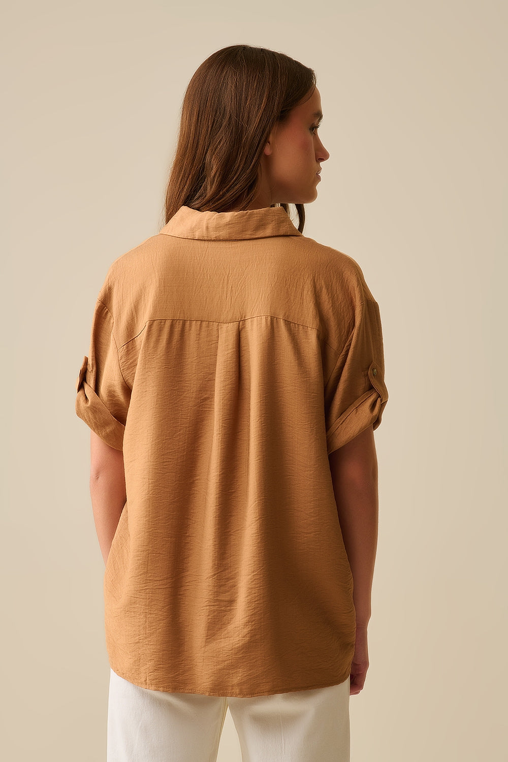 Camisa relajada camel de manga corta con botones dorados