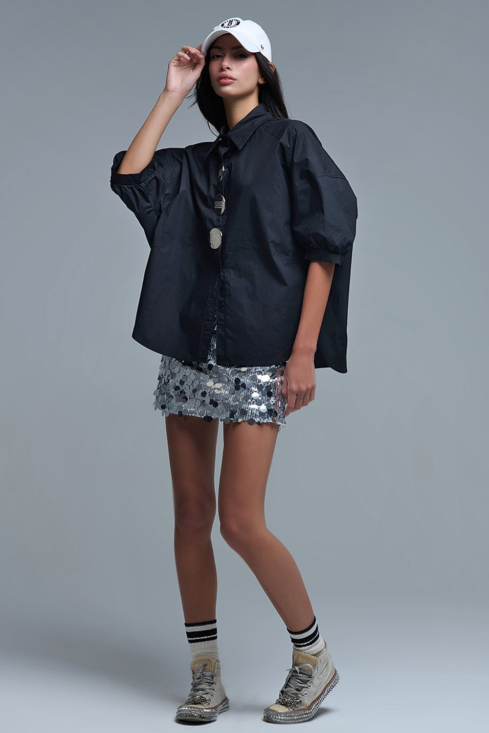 Camisa relajada de popelina de manga 3/4 con detalle de botones en negro