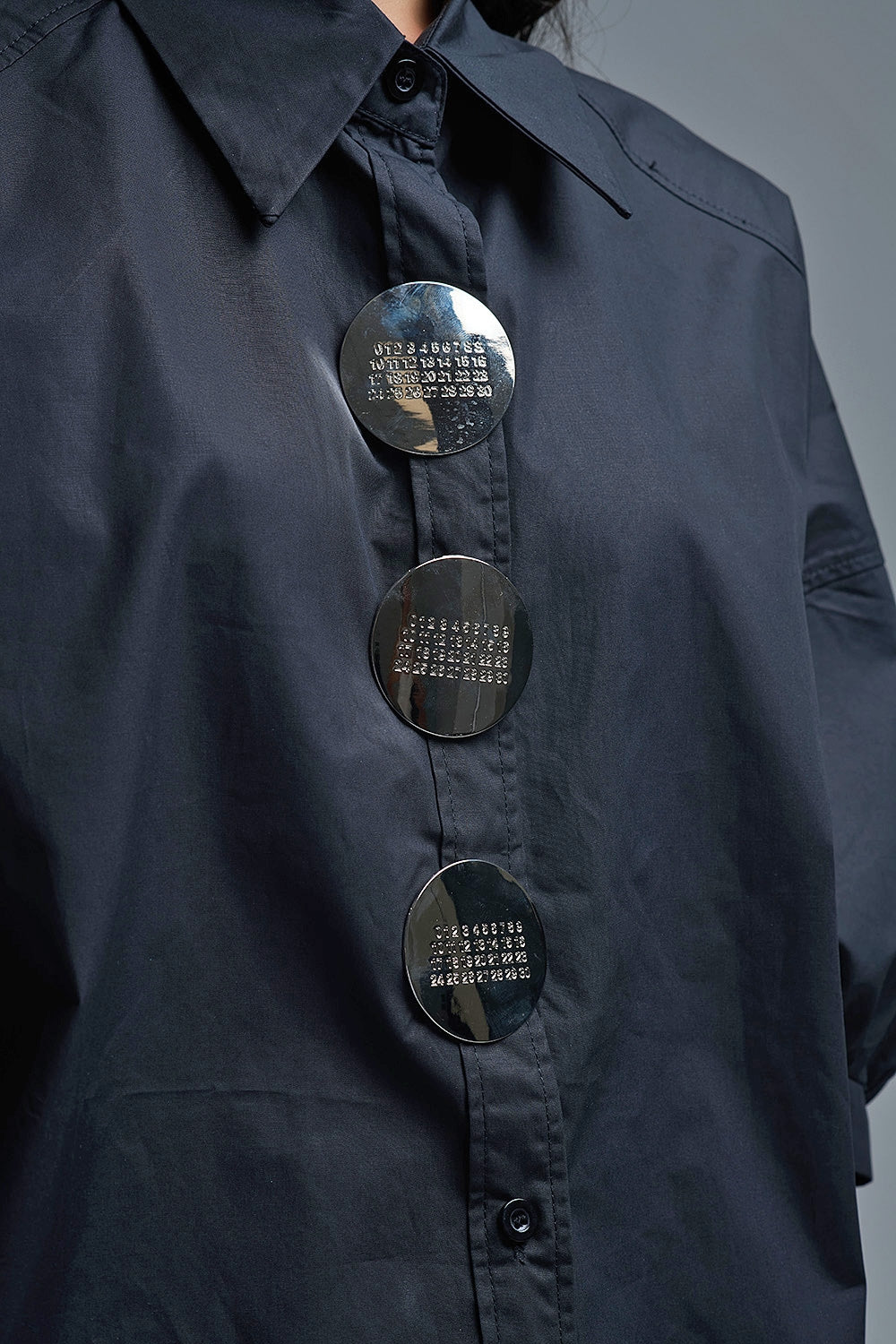 Camisa relajada de popelina de manga 3/4 con detalle de botones en negro