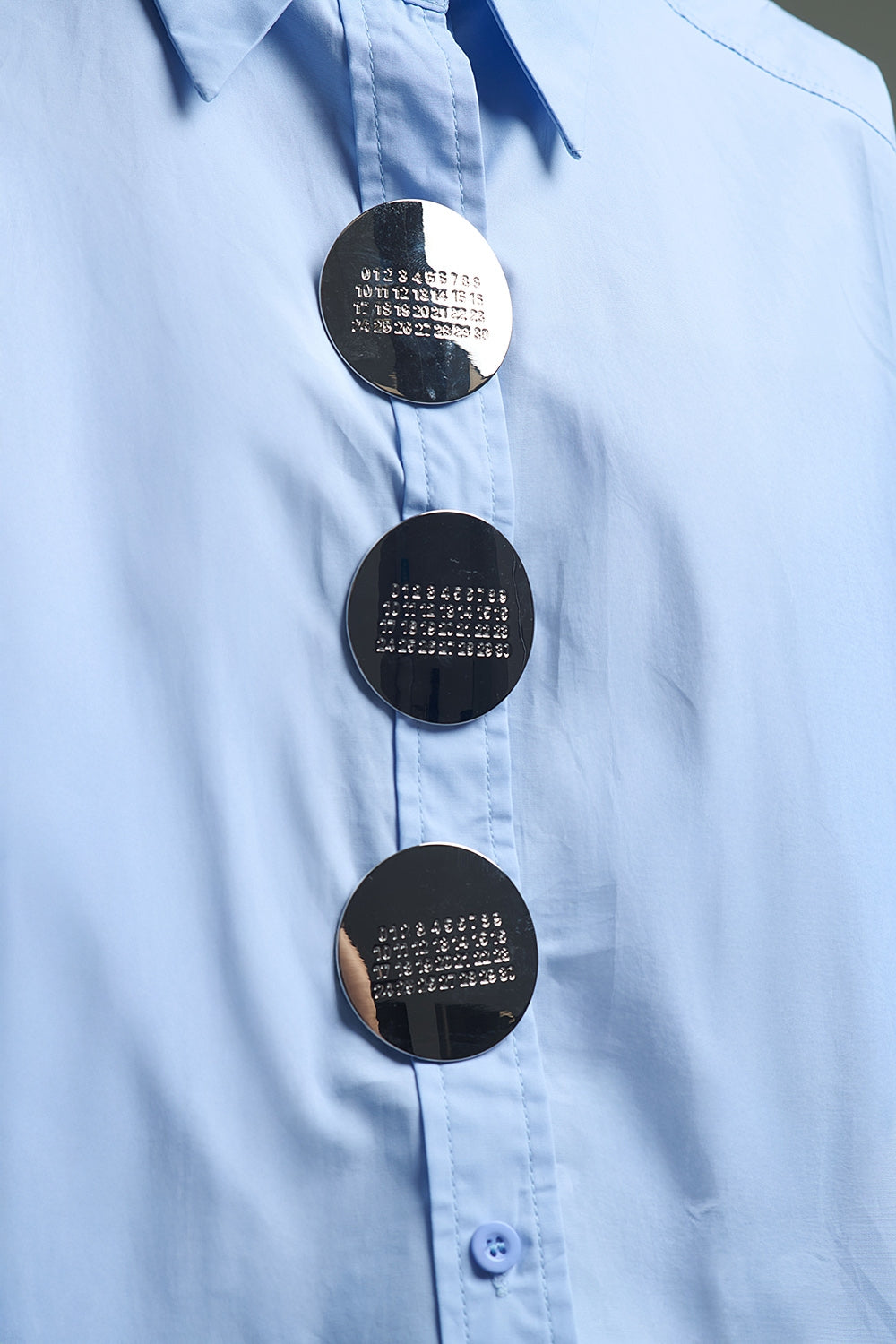 Camisa relajada de popelina de manga 3/4 con detalle de botones