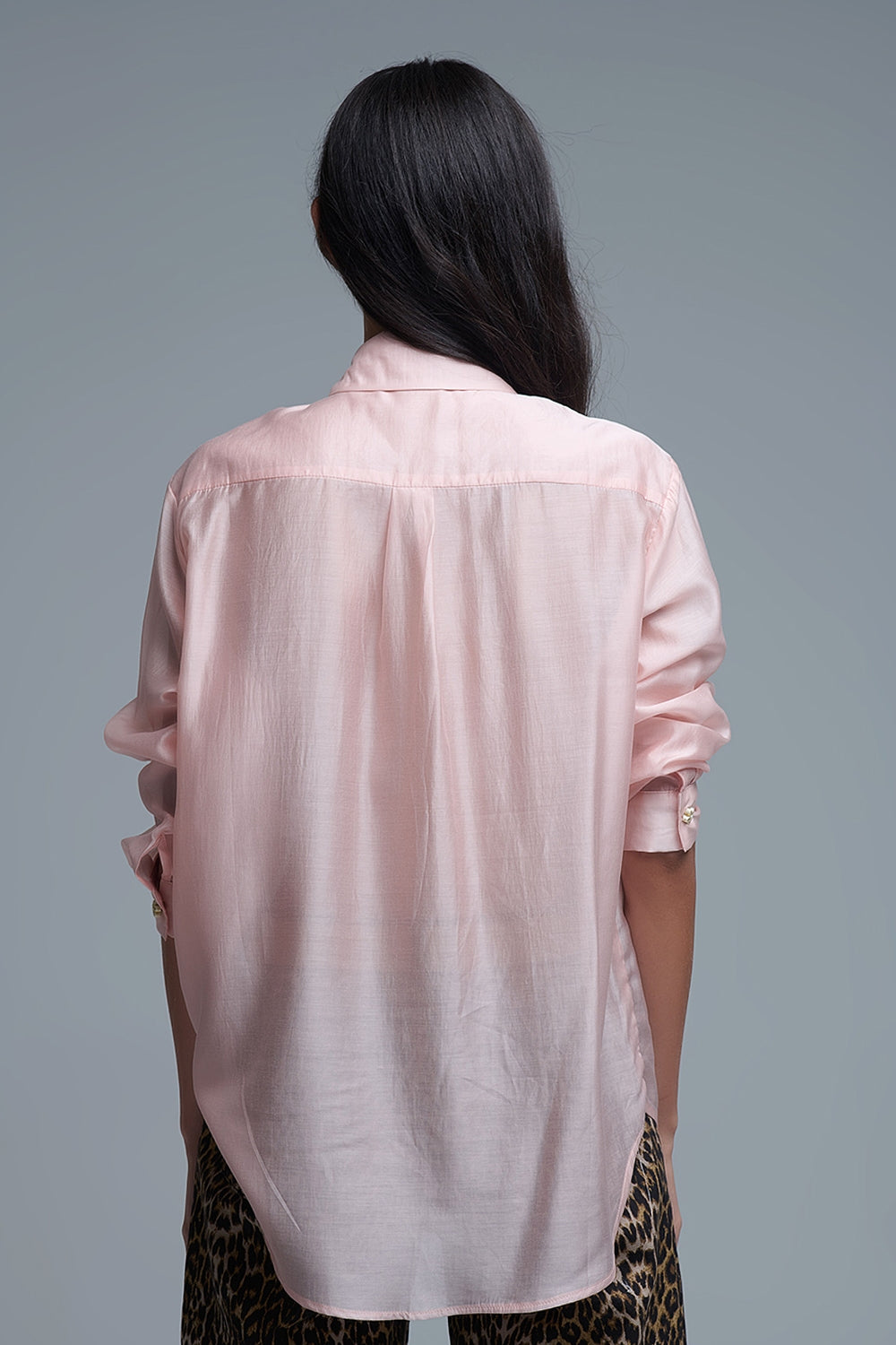 Vista trasera de la camisa rosa en Tencel, caída fluida.