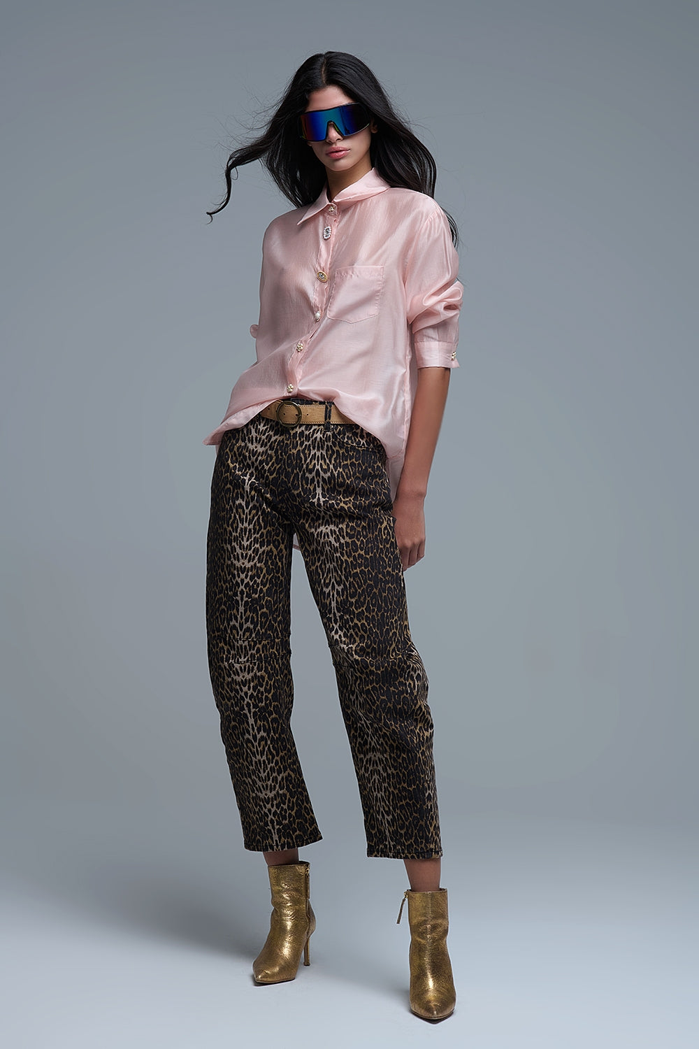 Outfit otoño con camisa rosa de Tencel, pantalón animal print y botines dorados.