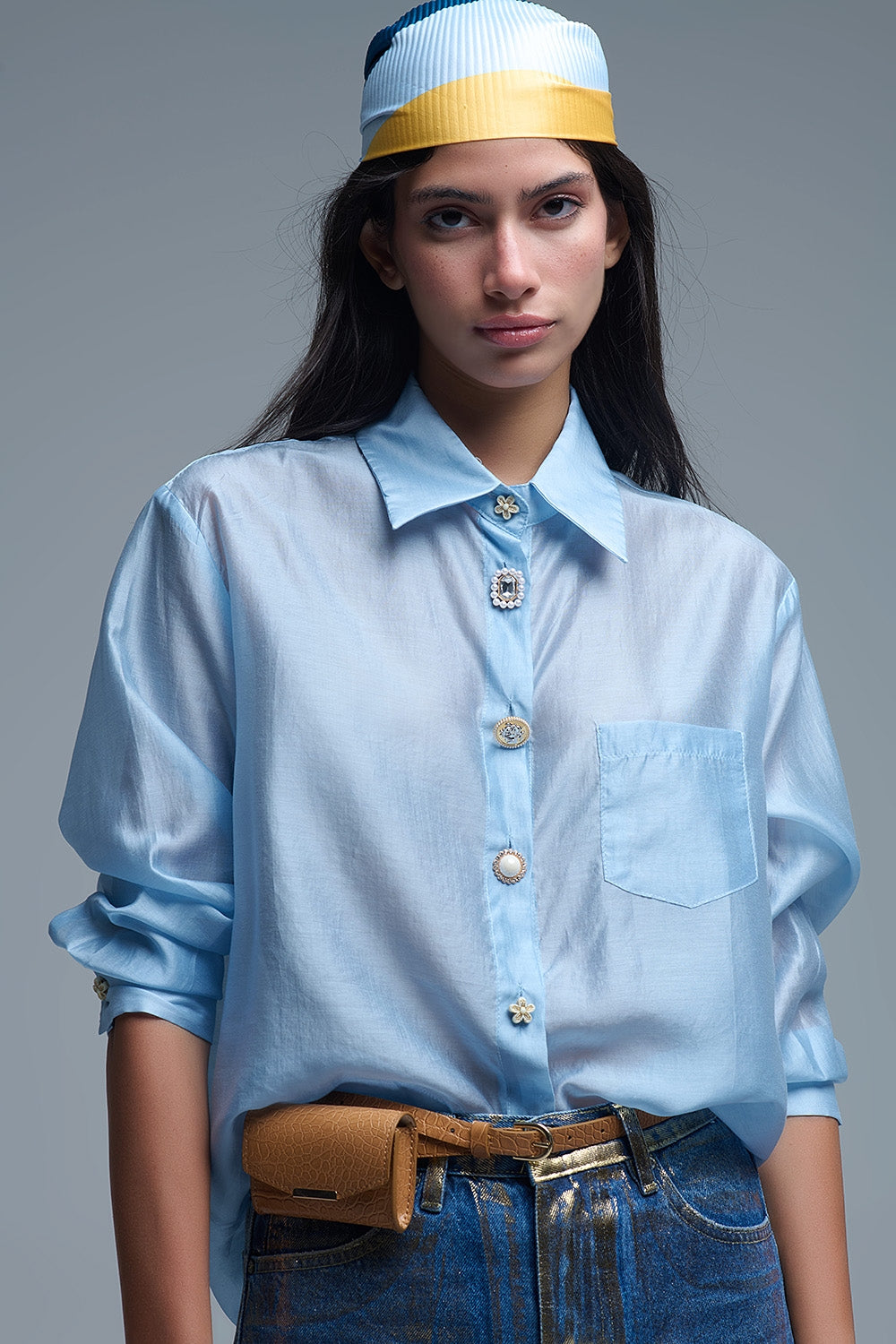 Look completo con camisa azul en Tencel y accesorios dorados
