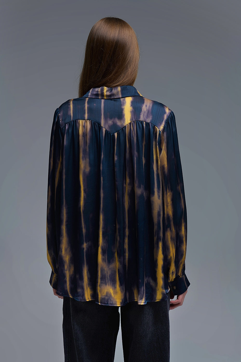 Camisa Tie-Dye efecto satinado con rayas azul marino y ocre
