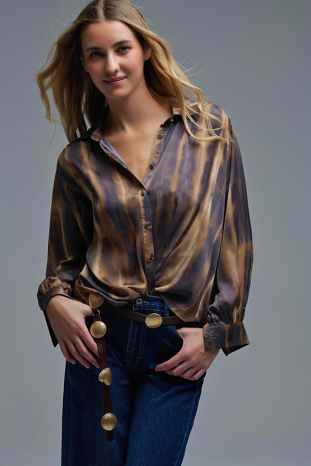 Camisa Tie-Dye efecto satinado con rayas marrones y camel - Camisetas - detalle