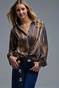 Camisa Tie-Dye efecto satinado con rayas marrones y camel - Camisetas - detalle
