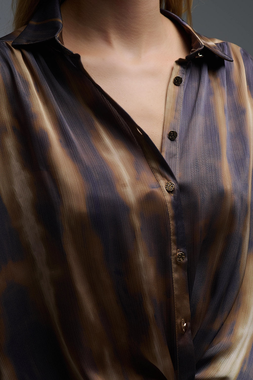 Camisa Tie-Dye efecto satinado con rayas marrones y camel