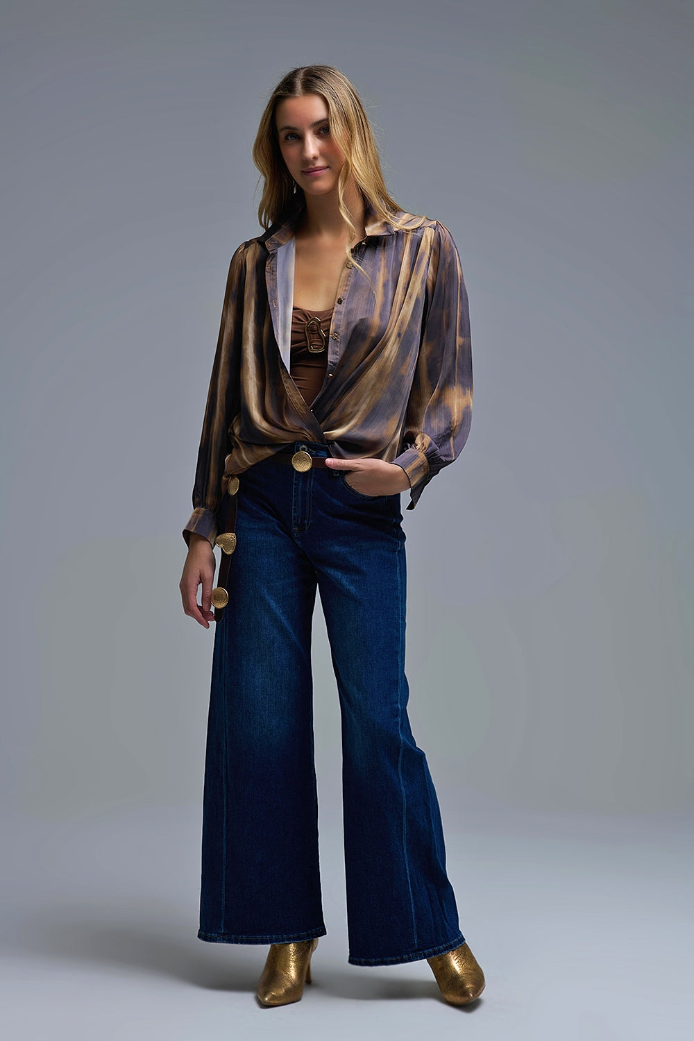 Camisa Tie-Dye efecto satinado con rayas marrones y camel