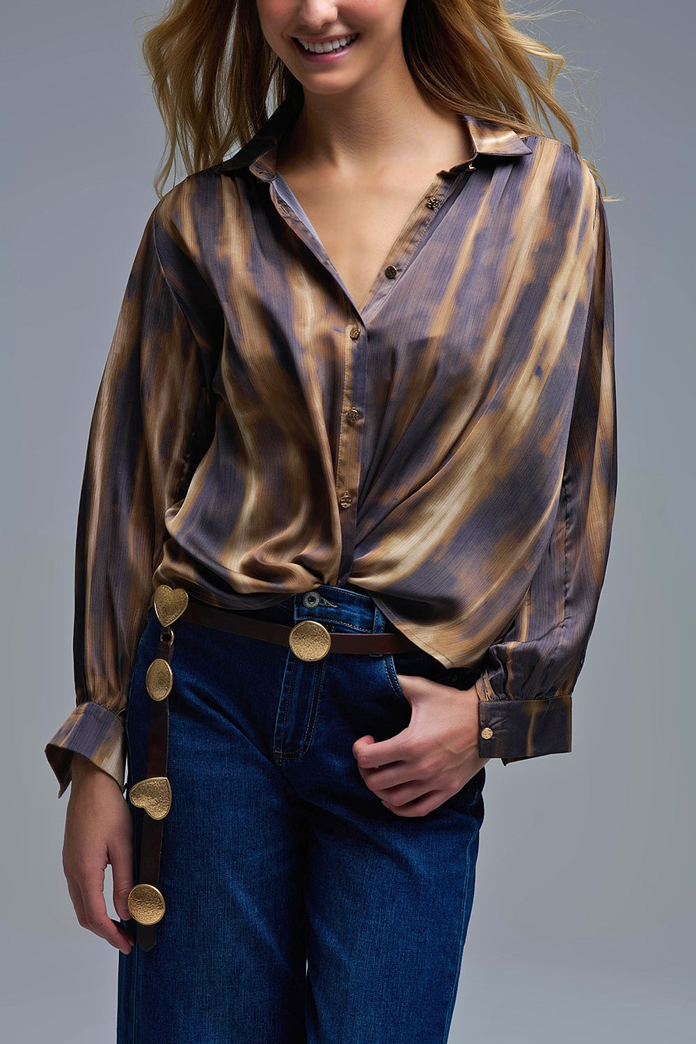 Camisa Tie-Dye efecto satinado con rayas marrones y camel