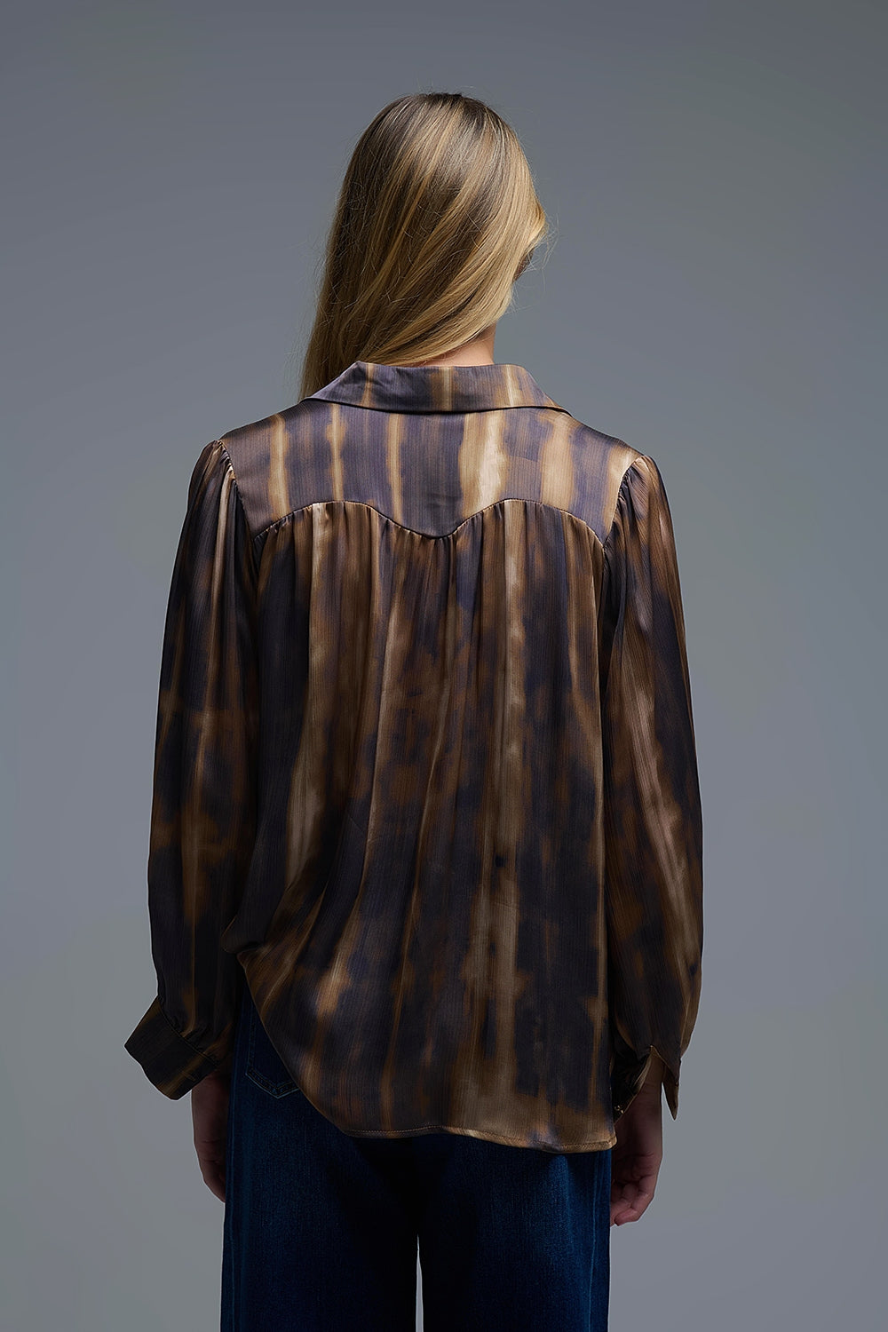 Camisa Tie-Dye efecto satinado con rayas marrones y camel