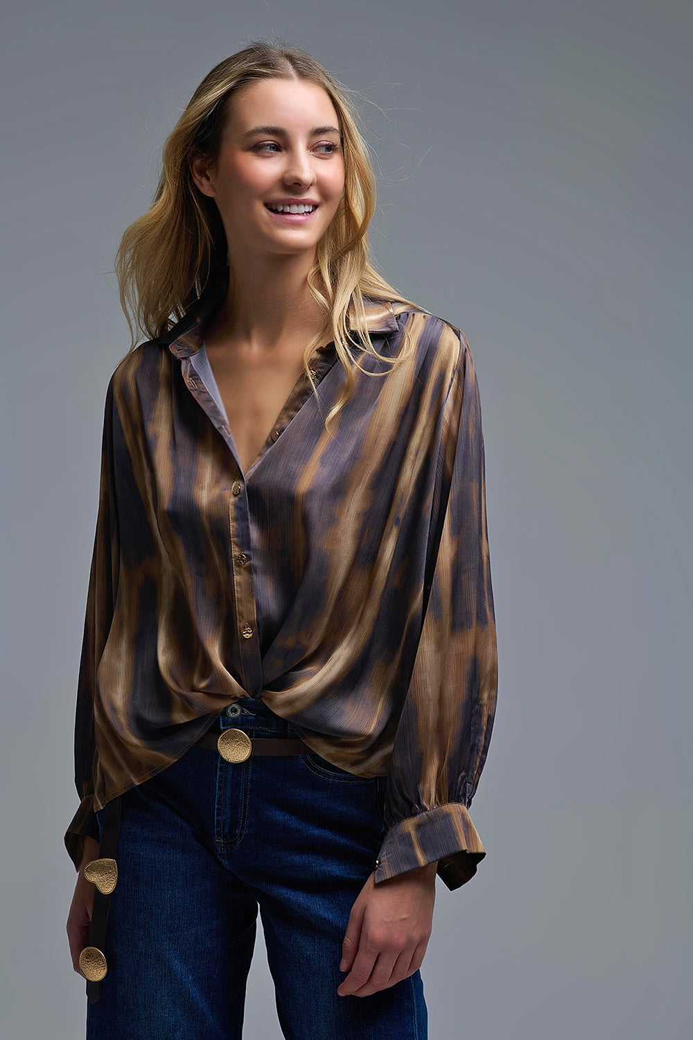 Camisa Tie-Dye efecto satinado con rayas marrones y camel