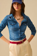 Camisa vaquera ajustada con bolsillos en el pecho