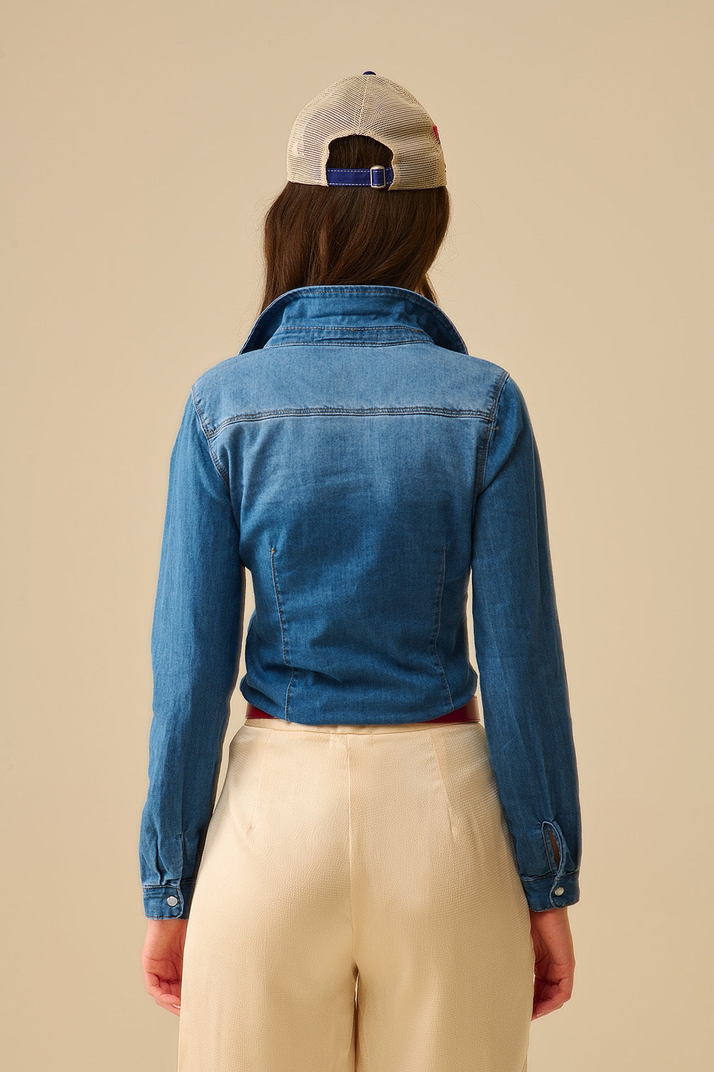 Camisa vaquera ajustada con bolsillos en el pecho