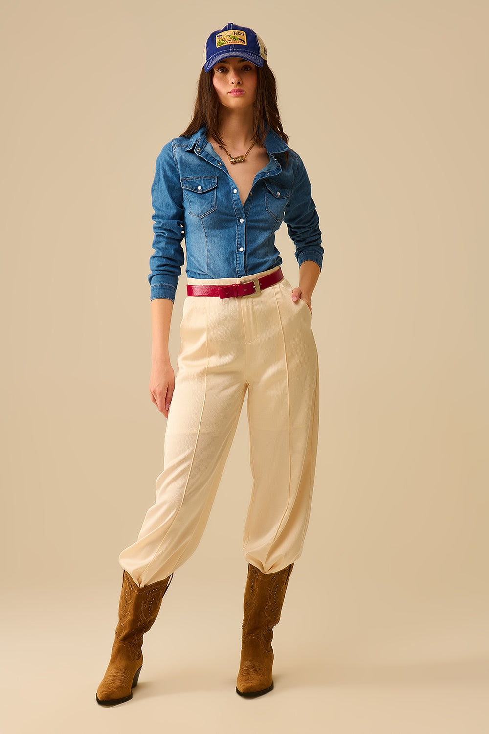 Camisa vaquera ajustada con bolsillos en el pecho