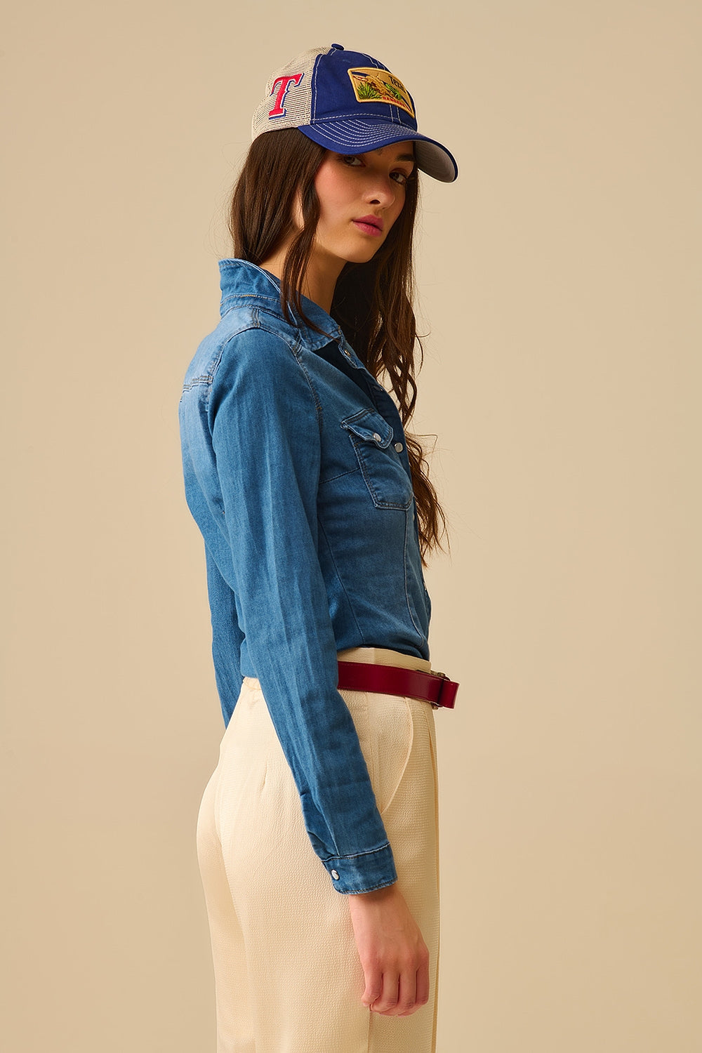 Camisa vaquera ajustada con bolsillos en el pecho