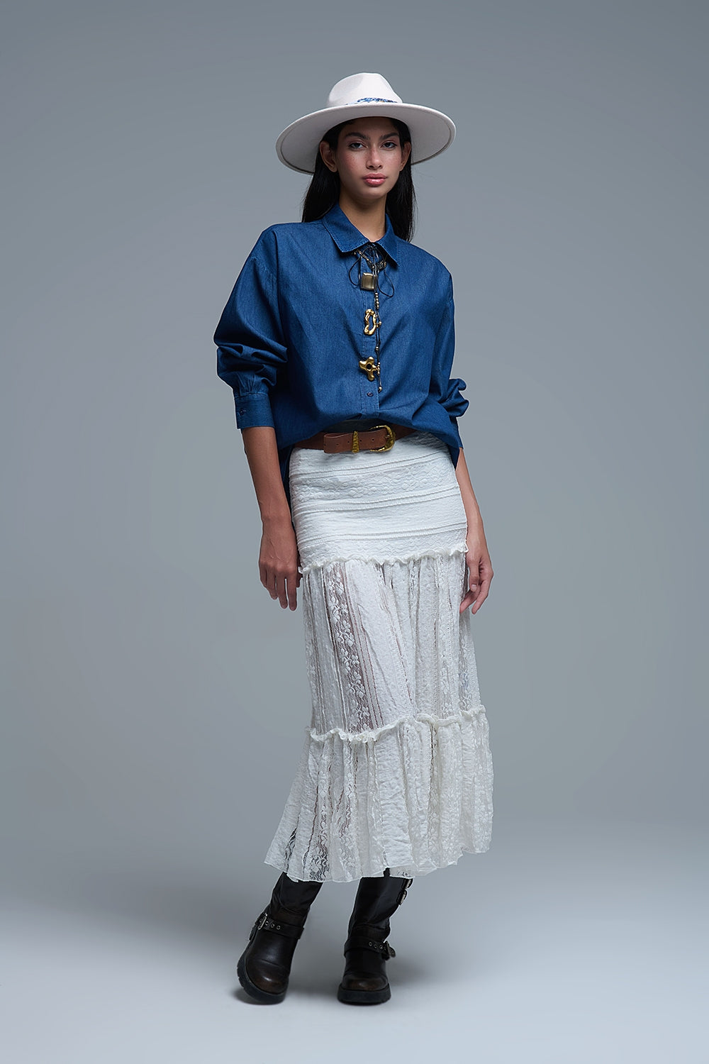 Camisa vaquera relajada con botones abstractos dorados