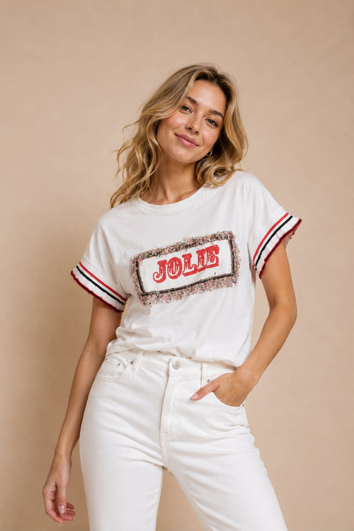 Camiseta de algodón blanca para mujer modelo Jolie, con letras rojas sobre parche texturizado y rayas deportivas en las mangas de Ivoluxt.