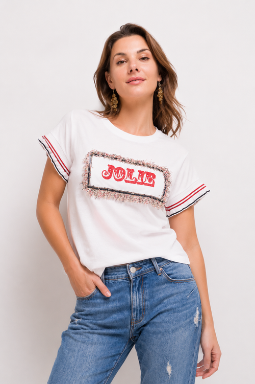 Camiseta de algodón blanca para mujer modelo Jolie, con letras rojas sobre parche texturizado y rayas deportivas en las mangas de Ivoluxt.