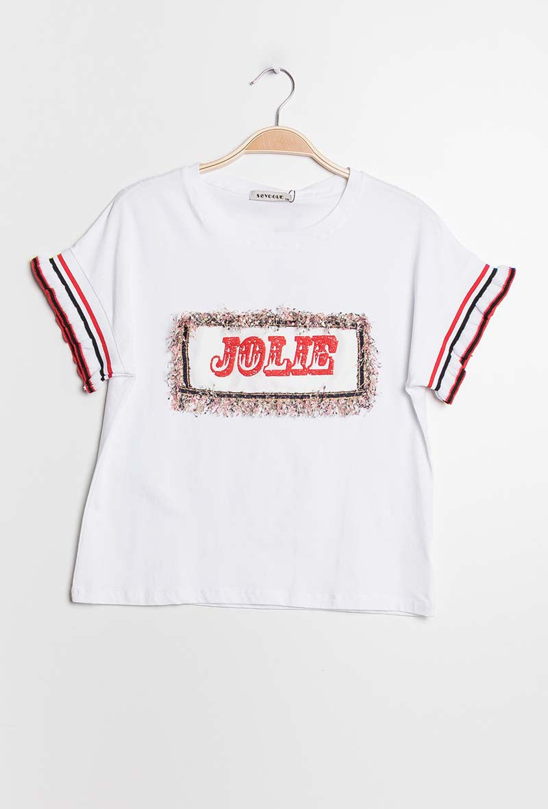 Camiseta de algodón blanca para mujer modelo Jolie, con letras rojas sobre parche texturizado y rayas deportivas en las mangas de Ivoluxt.