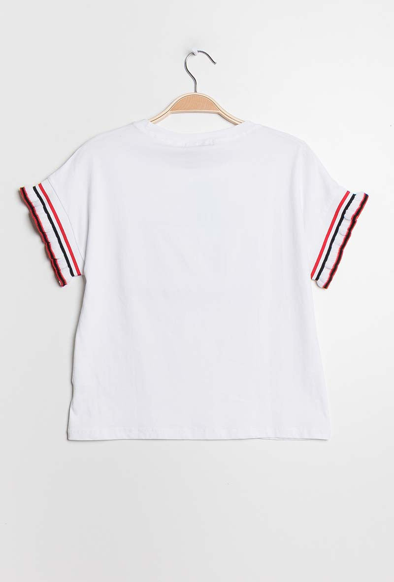 Camiseta de algodón blanca para mujer modelo Jolie, con letras rojas sobre parche texturizado y rayas deportivas en las mangas de Ivoluxt.