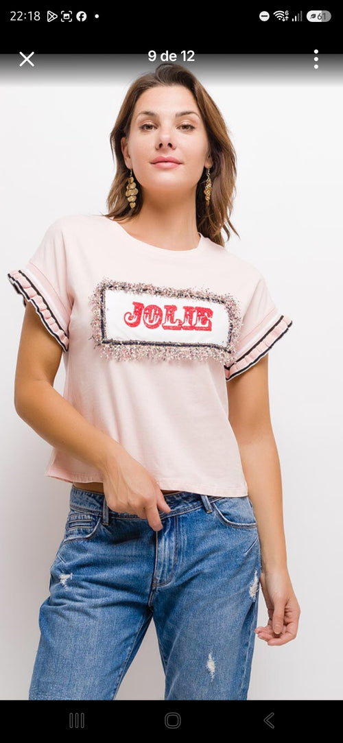 camiseta de algodón premium rosa empolvado Jolie con letras rojas en relieve de tweed y vaqueros azules, moda casual de mujer en Ivoluxt.
