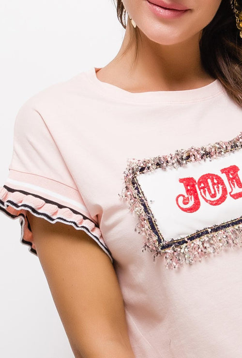 camiseta de algodón premium rosa empolvado Jolie con letras rojas en relieve de tweed y vaqueros azules, moda casual de mujer en Ivoluxt.