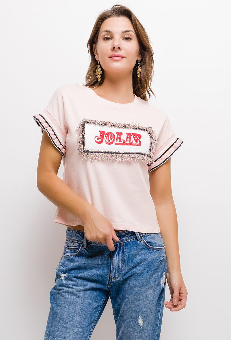 camiseta de algodón premium rosa empolvado Jolie con letras rojas en relieve de tweed y vaqueros azules, moda casual de mujer en Ivoluxt.