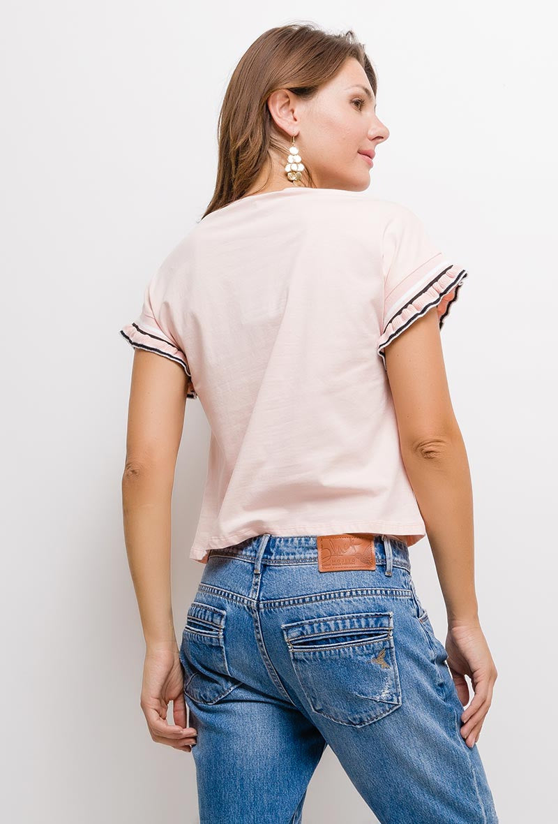 camiseta de algodón premium rosa empolvado Jolie con letras rojas en relieve de tweed y vaqueros azules, moda casual de mujer en Ivoluxt.