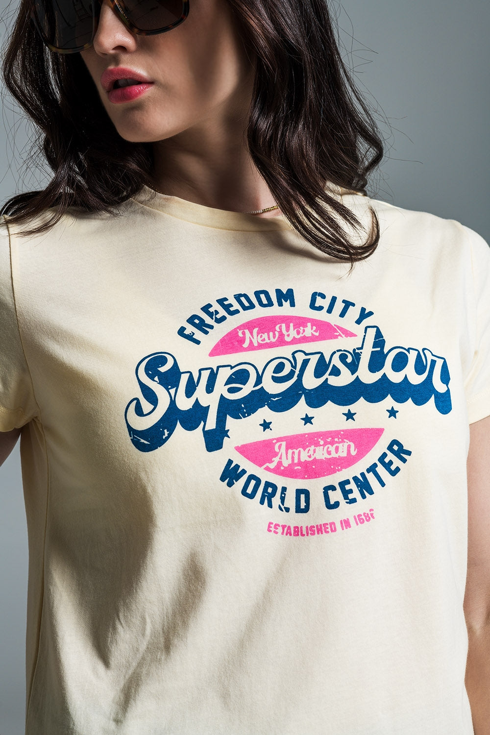 Camiseta amarilla estampada superstar