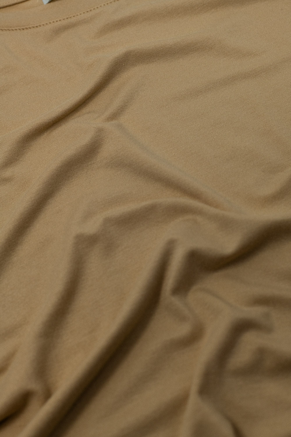 Camiseta básica de cuello redondo de viscosa en color camello