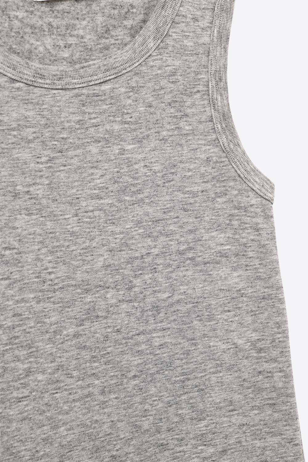 Camiseta gris sin mangas sobre fondo blanco