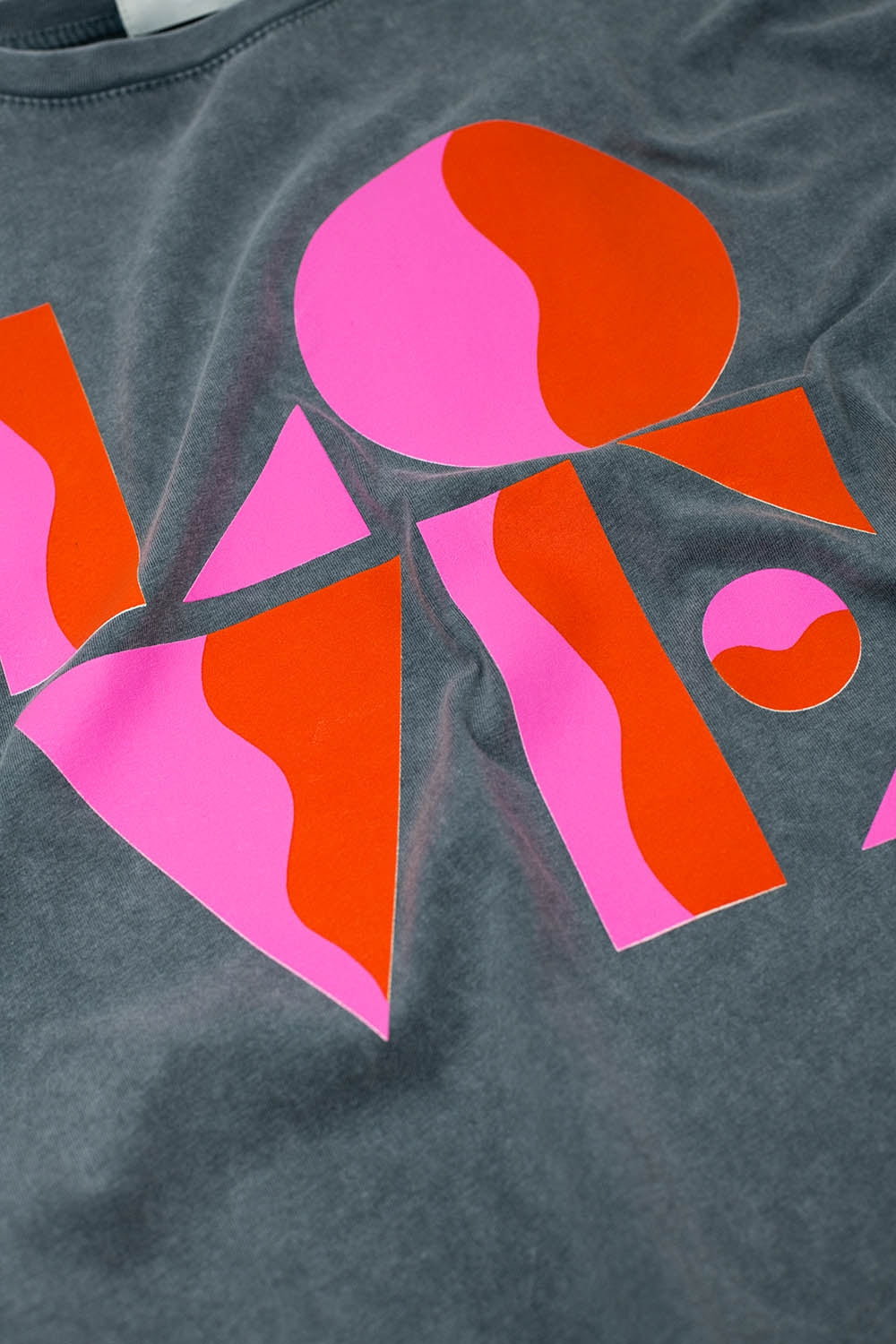 Camiseta con estampado digital LOVE art deco en gris