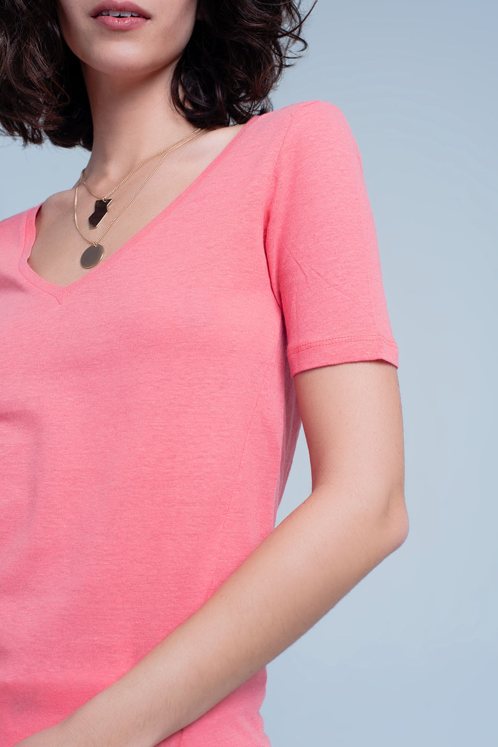 Camiseta Coral de manga corta con cuello de pico