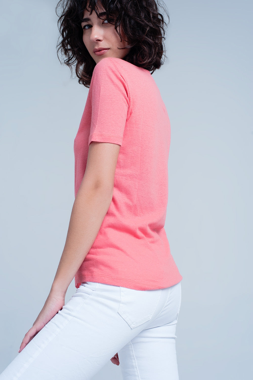 Camiseta Coral de manga corta con cuello de pico